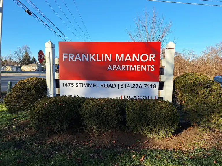 Apartment monument sign — Monument or pylon sign